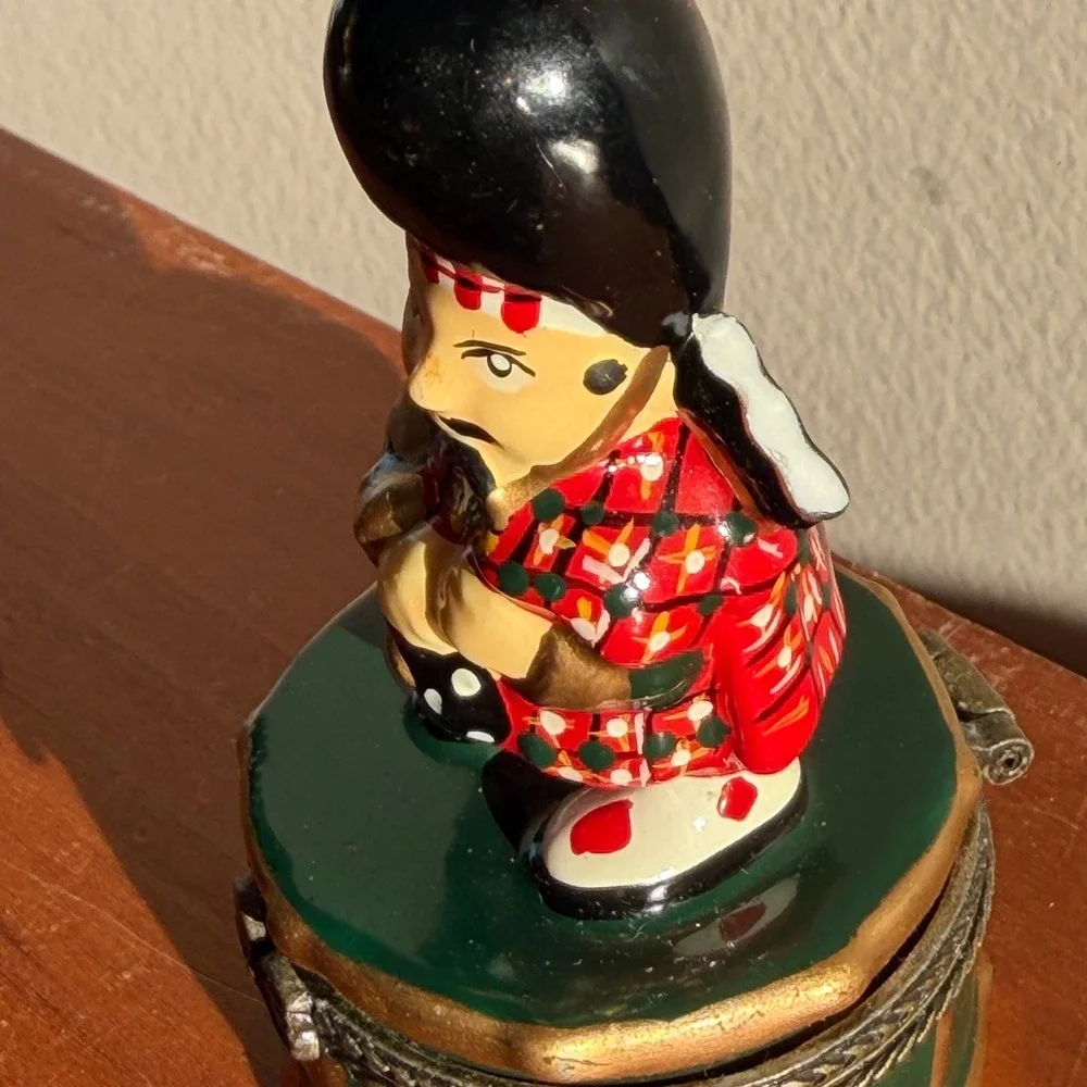 Yarto Porcelain Scottish Bagpiper Hinged Trinket Box Green Drum Tartan Kilt